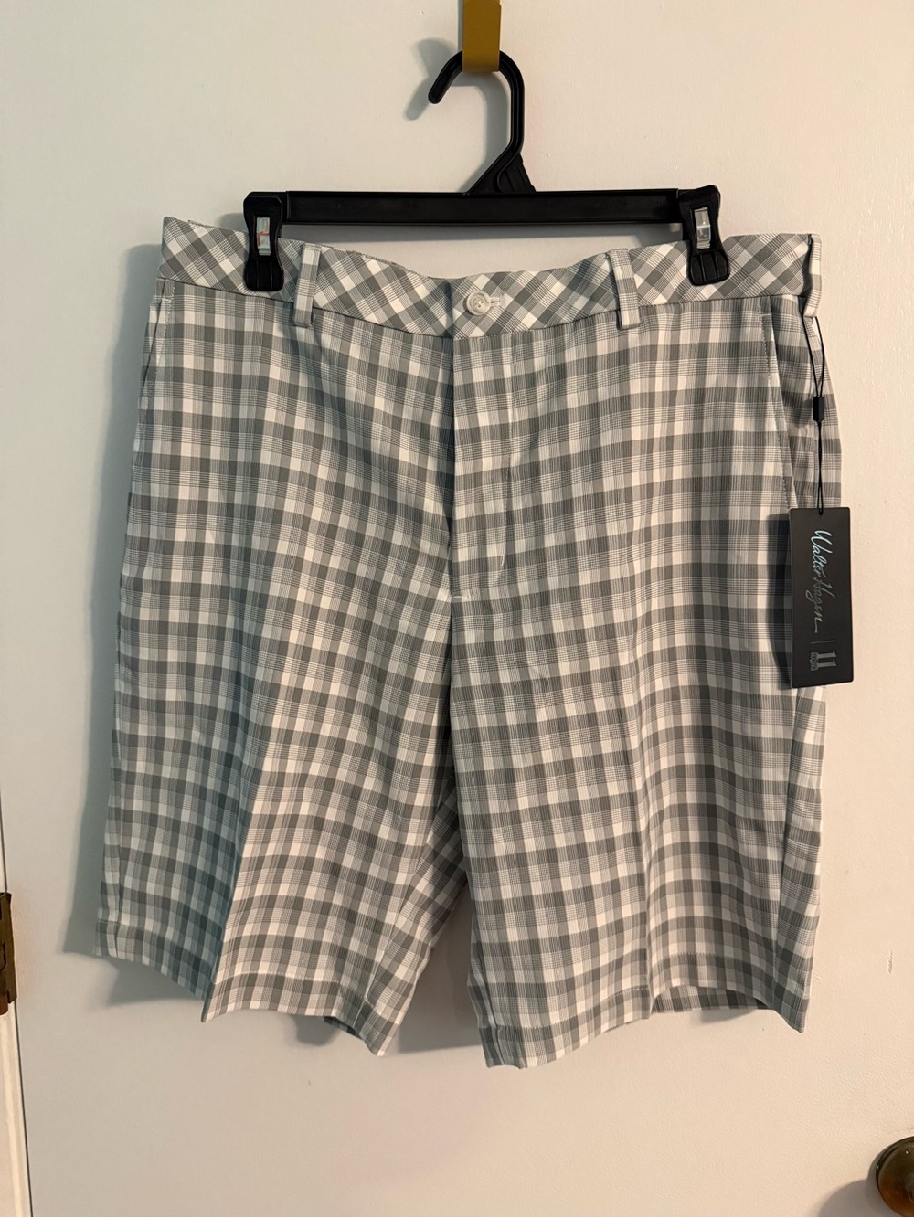 Golf shorts Walter Hagen Men's Gray and White Plaid Flat-Front 34 waist. NWT